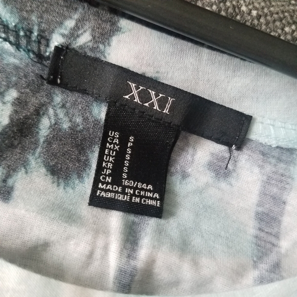 4/ $20 Forever 21 Vintage Malibu Graphic Cropped T-Shirt - Picture 5 of 6